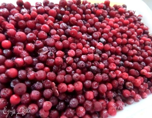Далее ягоды. У меня замороженная брусника, в оригинале была клюква.