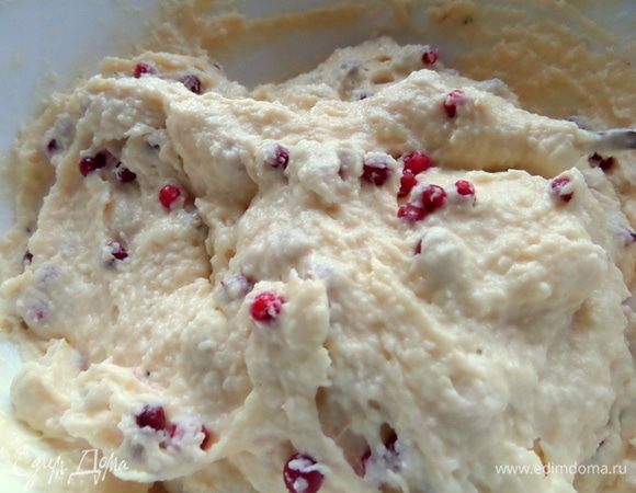 Быстро смешиваем уже ложкой.