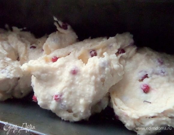 Перекладываем в смазанную форму «кирпичик». У меня силиконовая, которую для устойчивости и удобства вкладываю в железную.