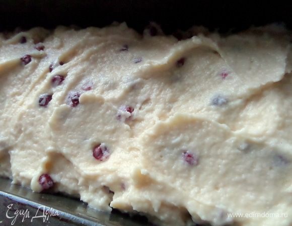 Верх разровнять. Выпекать вначале при 200°С. Потом уменьшить до 180°С, всего 40 минут.