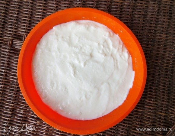 Берем любой густой йогурт (йогурт не должен быть жидким, питьевой для этого рецепта не подойдет).
Поддон электросушилки, предназначенный для пастилы, смазываем растительным маслом без запаха, выкладываем йогурт равномерным слоем. Я сушила в духовке, выложила йогурт в силиконовую форму диаметром 18 см, силиконовую форму можно ничем не смазывать.