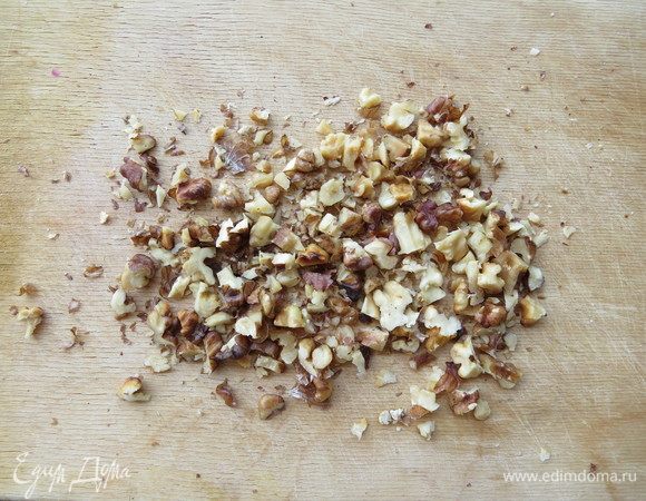 Грецкие орехи мелко режем.