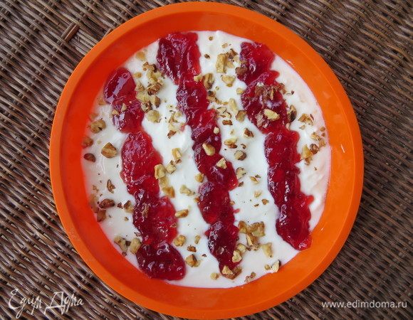 Посыпаем йогурт орешками, выкладываем полосочки джема. Джем надо брать густой.