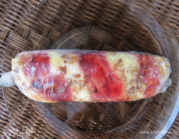 Сворачиваем сыр рулетом, заворачиваем плотно в пищевую пленку и отправляем «колбаску» в холодильник на несколько часов, лучше на ночь. 