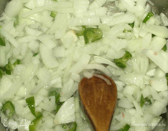 В кастрюлю влить растительное масло. Разогреть. Добавить нашинкованный лук и острый перец (перец желательно очистить от семян). Готовить 2 минуты.