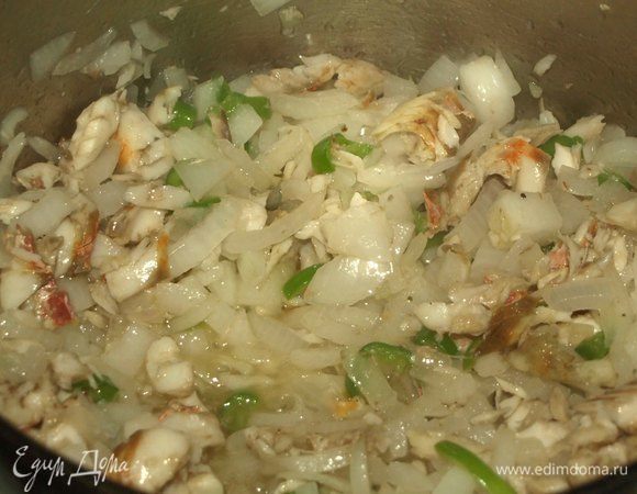 Добавить измельченную рыбу. Готовить 1-2 минуты.