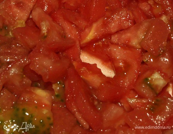 Помидоры (крупные) бланшировать, очистить от кожицы. Нарезать. 