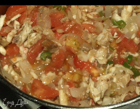 Добавить помидоры к луку и рыбе. Потушить несколько минут.