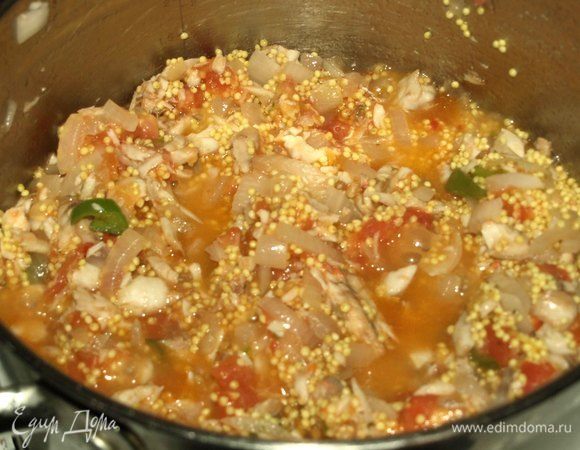 Добавить пшено. Закрыть крышкой кастрюлю и тушить 2 минуты.