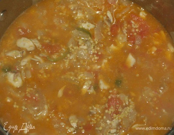Бульон процедить. Добавить 1 половник бульона в кастрюлю. Варить 5 минут. Через 5 минут добавить еще один половник бульона, через пять минут еще один и тушить 5 минут. В течение 15 минут добавляется 3 половника бульона. 