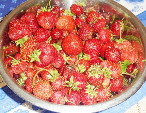 Ягоды промыть и переложить в дуршлаг. Оставить минут на 10, чтобы вода полностью стекла.