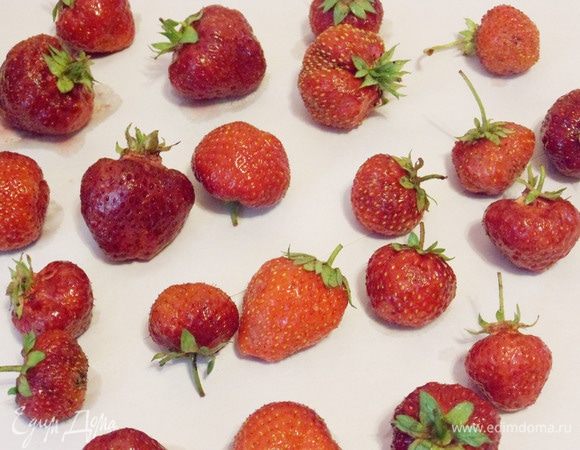 Затем разложить ягоды клубники на бумажное полотенце, чтобы немного подсохли.