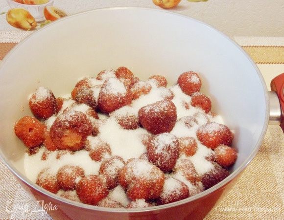 Оборвать плодоножки, пересыпать частью сахарного песка и убрать в холодильник на ночь (можно и на сутки). Чтобы клубника не впитала посторонние запахи, закрыть кастрюлю крышкой.