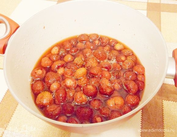 За это время ягоды дадут сок.