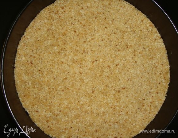 Дно разъемной формы застелить пергаментом. Выложить печенье, утрамбовывая его. Поставить форму с основой в холодильник.