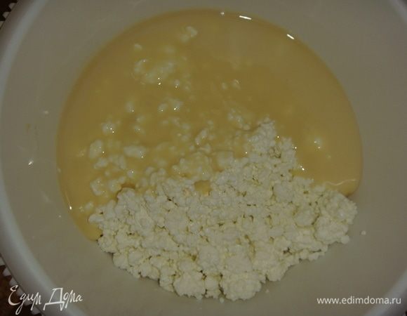 Творог можно перетереть через сито, я этого не делала. Взбить творог со сгущенным молоком.