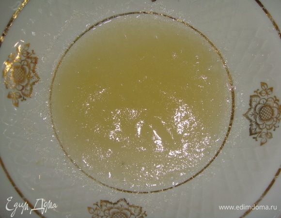 Желатин залить водой, дать постоять 5 минут и распустить на водяной бане. Теплый желатин влить тонкой струйкой в творожно-сгущенную смесь и еще раз взбить в течение 2-х минут.