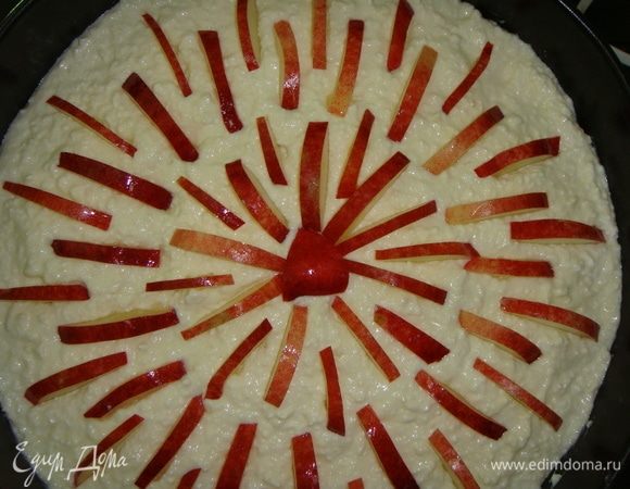 Нектарин нарезать тонкими дольками. Украсить тарт, слегка вдавливая дольки нектарина. Поставить в холодильник на 2 часа.