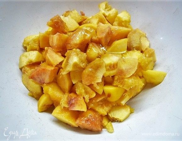 Нарезаем небольшими кусочками, добавляем мед.