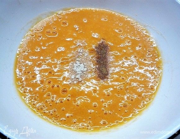 Пюрируем персики с помощью блендера, добавляем лимонную кислоту и специи. Массу перемешиваем.