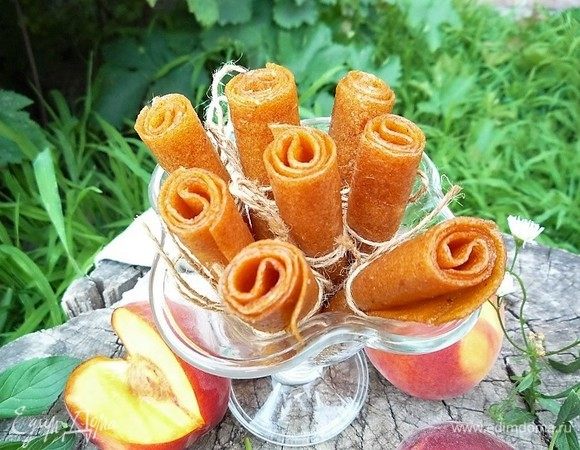 Обвязываем персиковую пастилу веревочкой, чтобы она не раскручивалась. Хранить ее можно долго, в герметичной посуде при комнатной температуре. Приятного аппетита!