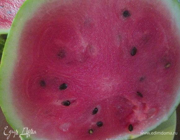 Из арбуза вырезаем мякоть, освобождаем ее от семечек и нарезаем ломтиками.