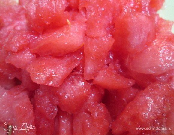 Из апельсина выжимаем сок, имбирь натираем на мелкой терке и выжимаем сок. Соединяем арбузную мякоть с апельсином и взбиваем блендером, добавляем сок имбиря и разбавляем водой.