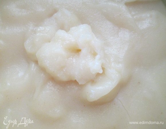 Готовим заварной крем по любимому рецепту. Абрикосы заливаем апельсиновым соком и доводим до кипения.
Варим на медленном огне 10 минут. 