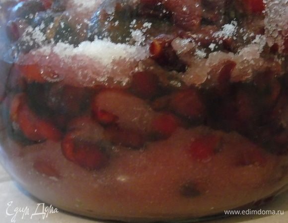 На дно банки насыпьте 150 г сахара, затем черешню, присыпая оставшимся сахаром. Налейте воду. На горлышко банки оденьте медицинскую перчатку сделав в одном пальце дырочку. Чтоб перчатка лучше держалась закрепите ее на горлышке резинкой или нитью. Поставьте банку с ягодами в теплое место. Перчатка поднимется, а как брожение пройдет опадет. На это примерно уходит 2-3 недели.