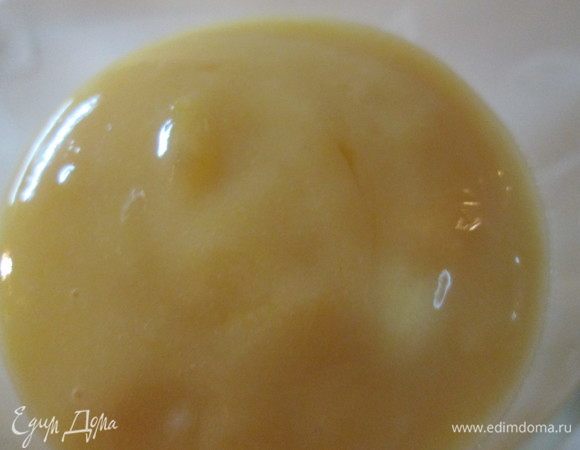 Остывшие фрукты измельчаем  блендером до состояния пюре. Добавляем крем и воду по вкусу, перемешиваем. Охлаждаем в холодильнике минут 30.