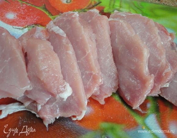 Чтобы мясо даже после жарки получилось нежным и сочным, нарезайте его поперек волокон.