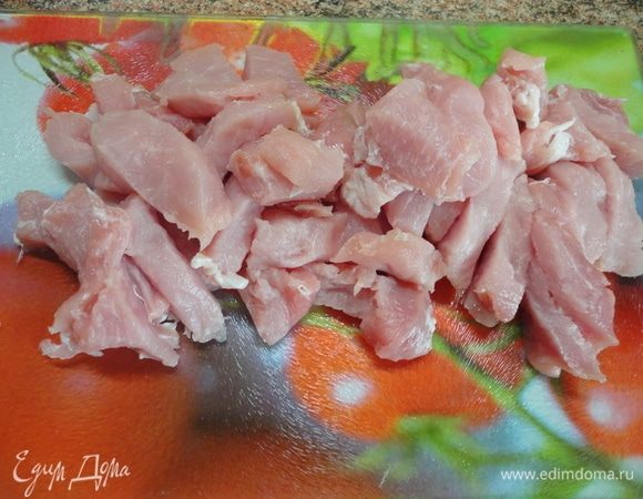 Мясо нарезайте кубиками или брусочками. В сковороду, где жарился бекон и остался вытопившийся из него жир,  добавьте растительное масло и обжаривайте мясо, периодически помешивая, пока не испарится влага. На это уйдет минут 5-7.