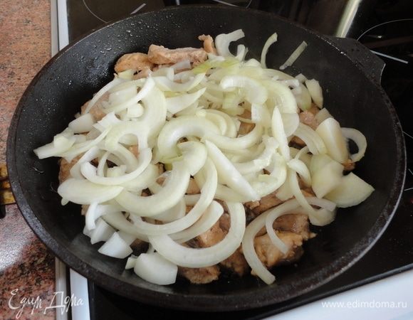 Теперь можно добавлять лук, нарезанный полукольцами. Обжаривать его 5 минут.