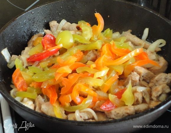 Сюда же добавляем болгарский перец (любого цвета) и обжариваем еще 5 минут.