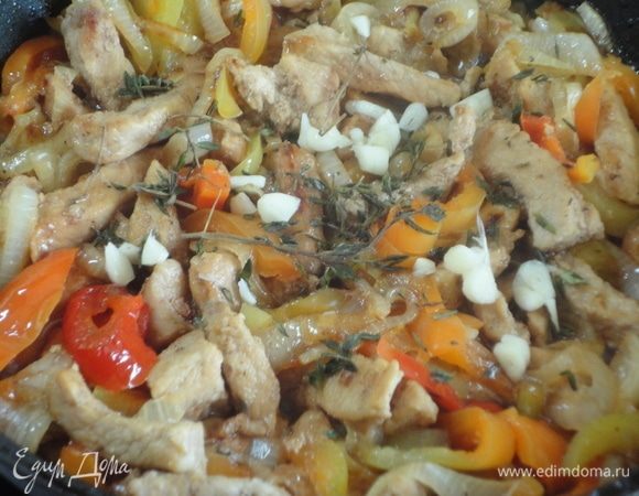 Теперь очередь рубленного чеснока, свежемолотого перца и тимьяна. Томатную пасту разводим в горячей воде и выливаем к мясу. Сюда же выкладываем жареный бекон. Он отдаст свой аромат свинине за время тушения. Оставляем все тушиться на медленном огне минут на 20. Время готовки зависит от того, какой степени готовности мясо вам по вкусу.