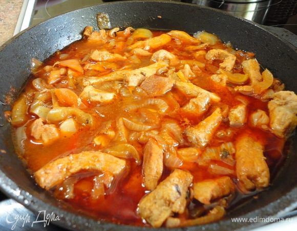 В практически готовое мясо добавляем бальзамический уксус, пробуем на соль.