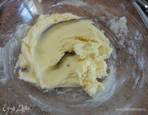 Мягкое масло смешать с мелким сахаром.