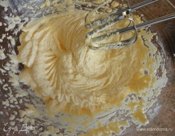 Взбить миксером, добавляя по одному яйца.