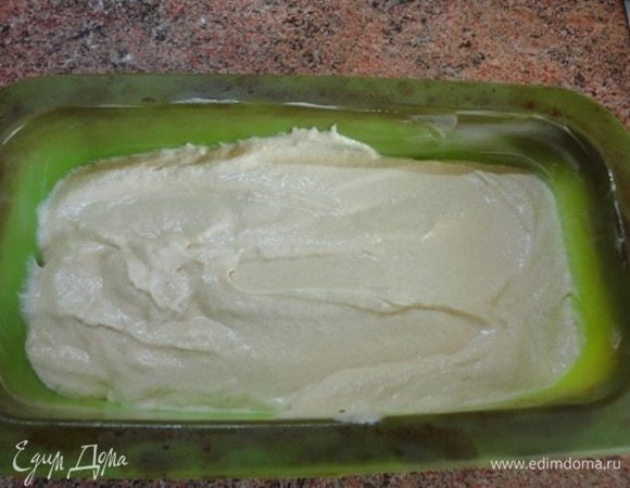 Добавьте ванильный экстракт, разрыхлитель, муку и перемешайте. Воду я добавляла частями, продолжая взбивать тесто миксером на небольших оборотах. Оно получилось шелковистой структуры. Если форма металлическая, ее надо смазать сливочным маслом. Силиконовая форма этого не требует.
Ставим на 30 минут в духовку, разогретую до 200°С (я пекла при 190°С).