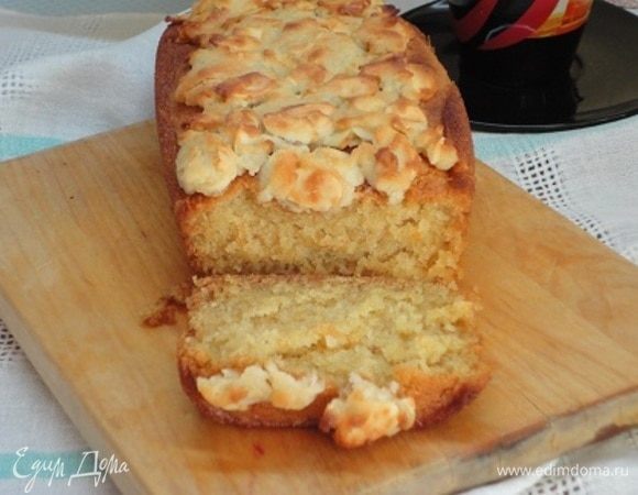 Возможно, в холодном виде он нарезался бы легче, но для этого надо испечь еще один, т.к. данный кекс был полностью съеден в теплом виде. :)