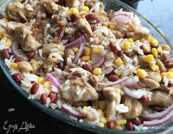 Духовку разогрейте до 180°С. С кукурузы и фасоли слейте жидкость и смешайте с рисом, курицей и луком. Выложите в форму для запекания.