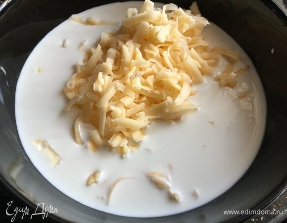 Сыр натрите и смешайте со сливками. 