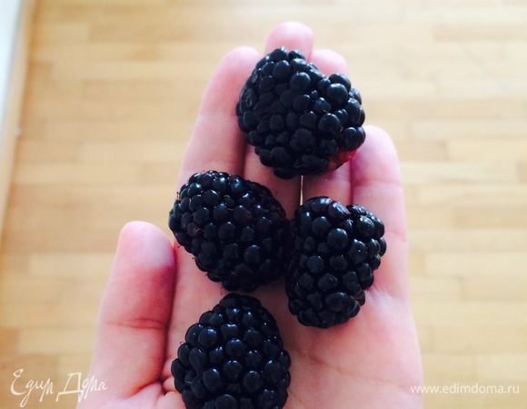 В этом году у нас очень вкусная и большая ежевика.