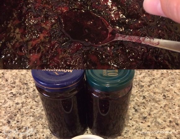 Добавить сок лимона, перемешать, варить еще 1-2 минутки и снять с огня. Горячий джем разлейте по стерилизованным банкам и сразу закройте крышкой.