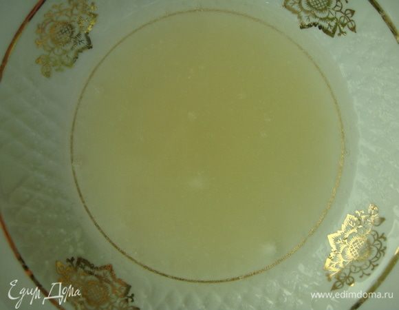 Желатин замочить в ледяной воде.