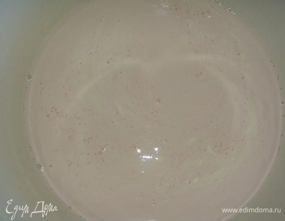 Из 100 г клубники выжать сок, нам понадобится 60 г сока. В сотейнике смешать сливки, сок клубники, молоко.