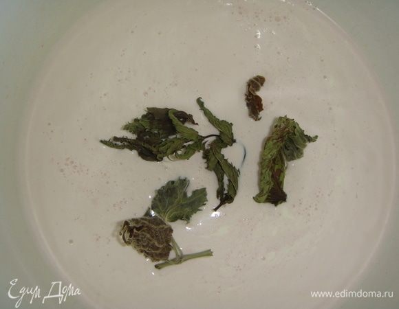 Добавить сахар и мяту. Довести содержимое сотейника до кипения на среднем огне, постоянно помешивая.