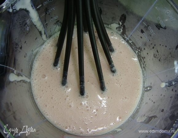 Добавить желатин и аккуратно помешивая венчиком, растворить его.