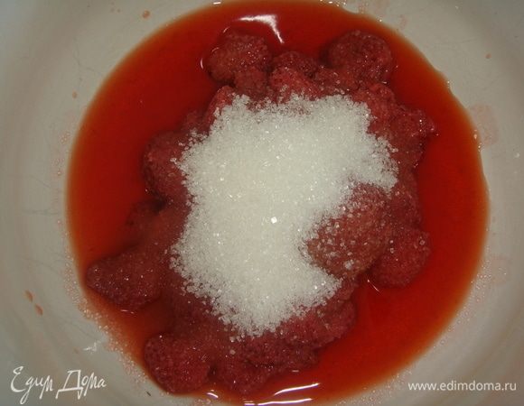 Пока панна-котта застывает приготовим клубничный соус. В сотейник сложить клубнику, сахар и влить воду. Довести содержимое до кипения.