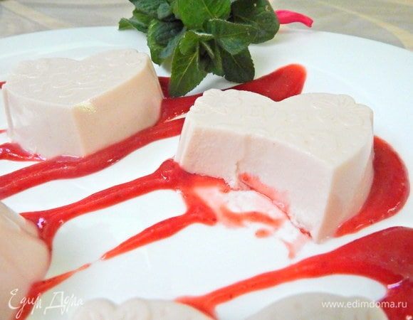 Перед подачей панна-котту убрать в морозилку на 30 минут, а потом уже вынимать из формочек. Подавать ароматную клубнично-мятную панна-котту полив клубничным соусом. Приятного аппетита!